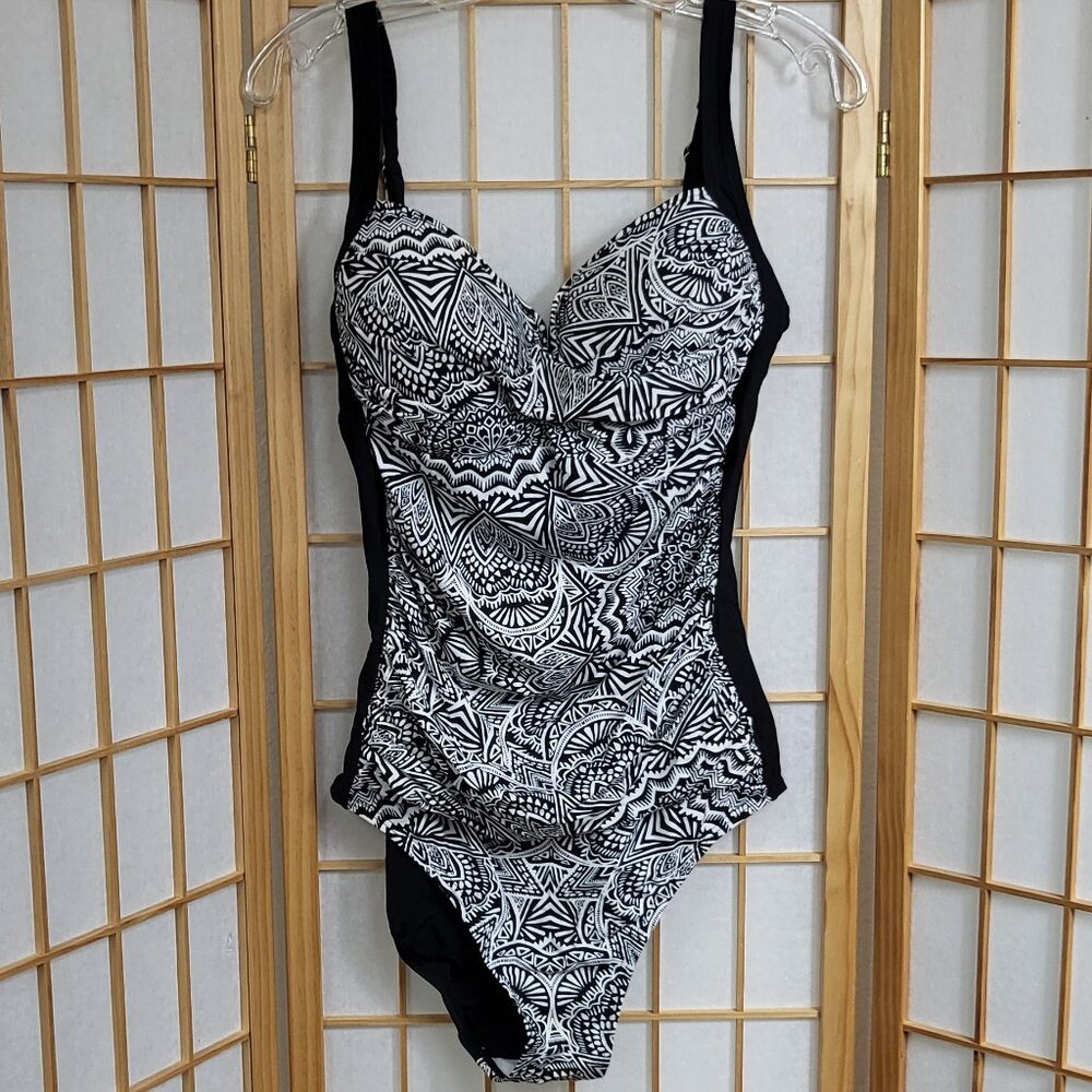 Emerald Bay black and white native print one-piece swimsuit EUC size 16